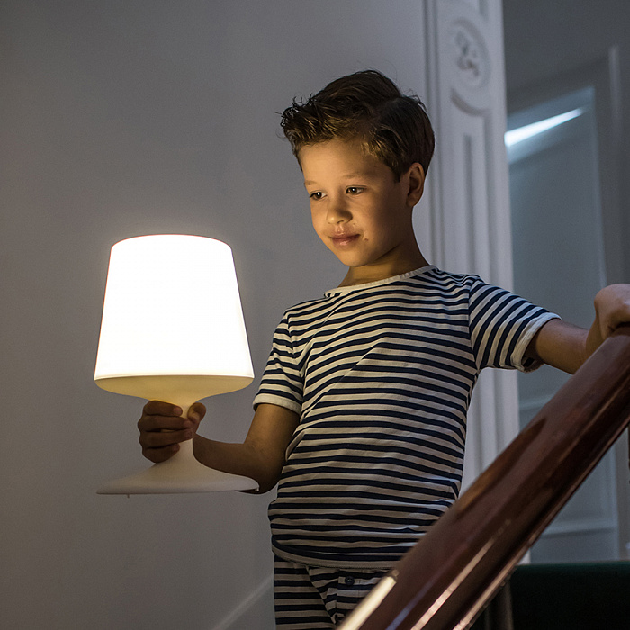 Лампа настольная Koziol LIGHT TO GO черная купить в интернет-магазине icover