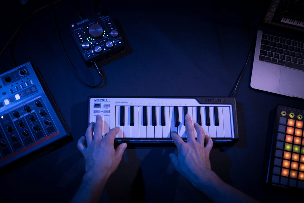 MIDI-клавиатура Arturia Microlab (Black) купить в интернет-магазине icover