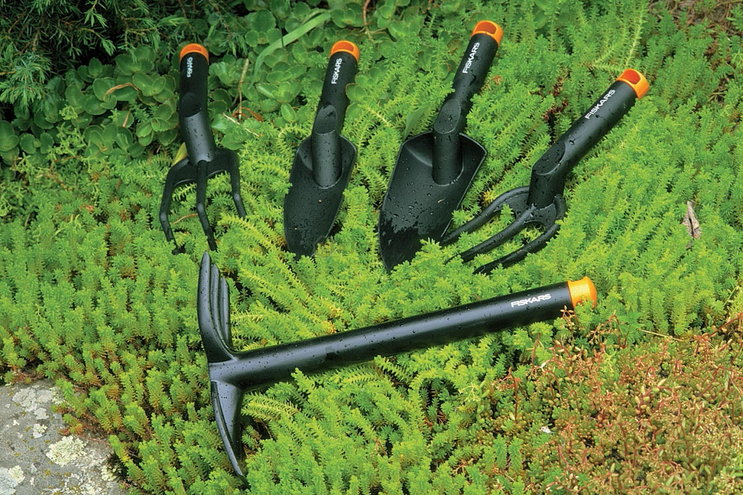 Fiskars (137040) - посадочная тяпка-рыхлитель, 32,2 см купить в интернет-магазине icover