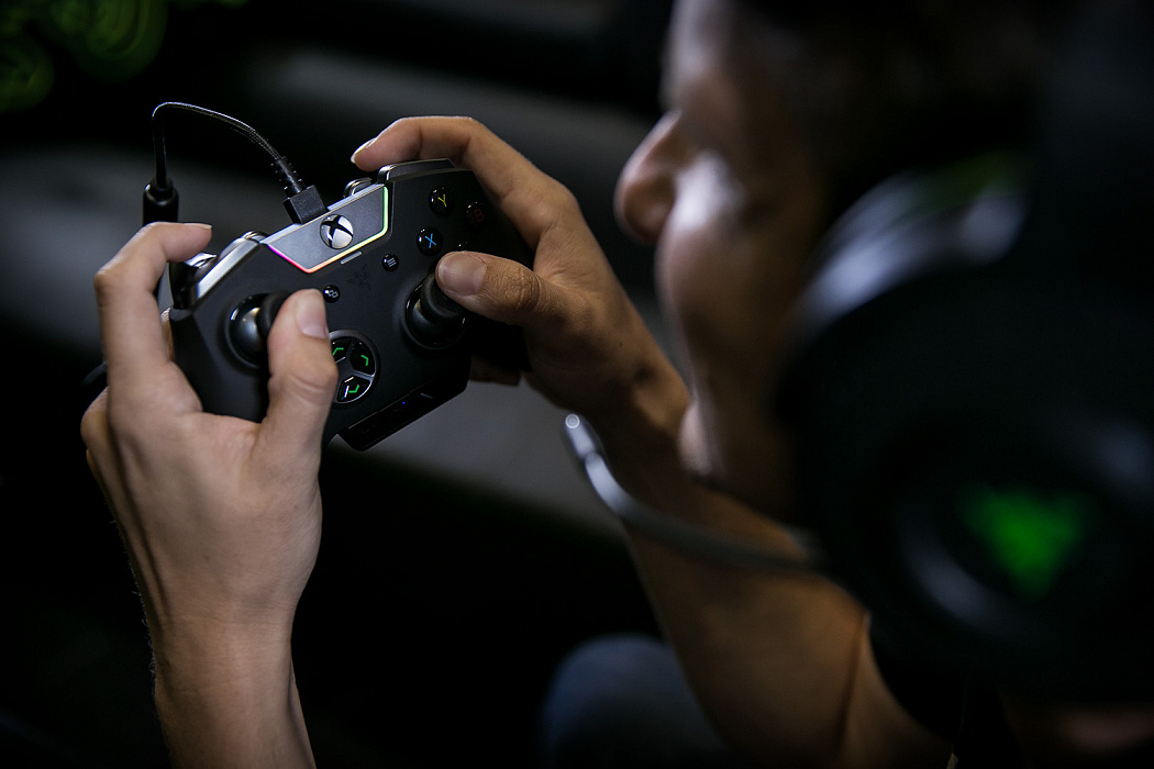Геймпад Razer Wolverine Ultimate RZ06-02250100-R3M1 (Black) купить в интернет-магазине icover