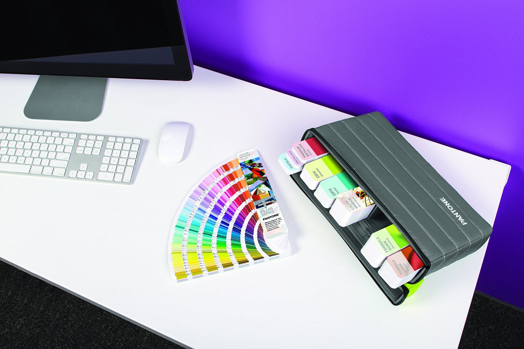 Набор цветовых справочников Pantone Portable Guide Studio (GPG304) купить в интернет-магазине icover