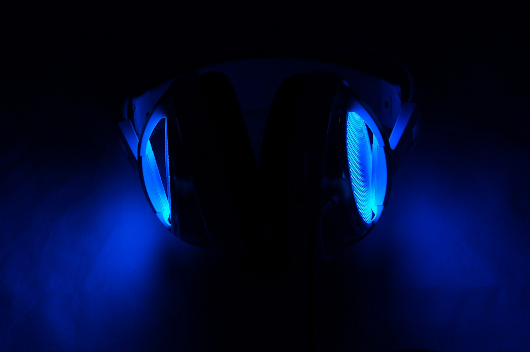 SteelSeries Siberia V2 Frost Blue Edition (51125) - игровая гарнитура (White/Blue) купить в интернет-магазине icover