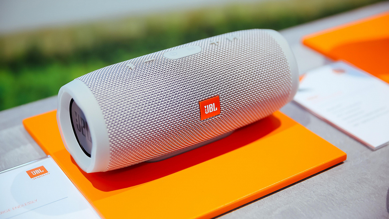 Портативная акустическая система JBL Charge 4 (White) купить в интернет-магазине icover