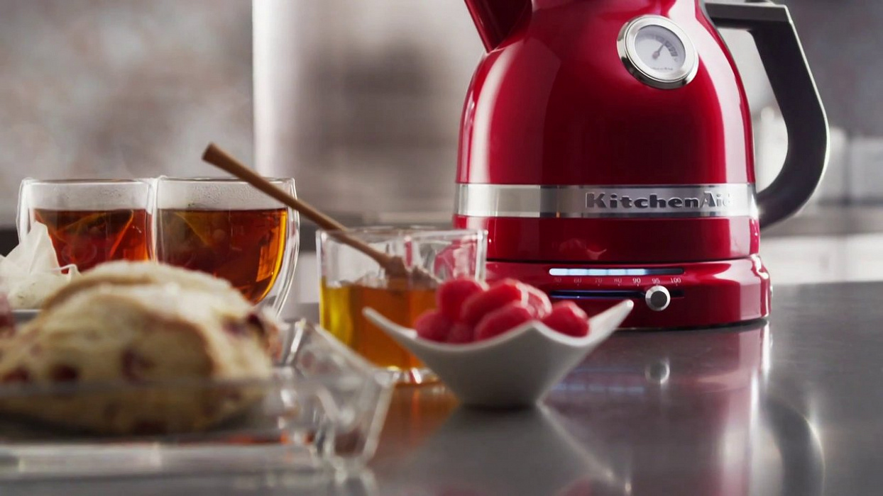 Электрический чайник KitchenAid Electric Kettle Artisan 5KEK1522ECA (Candy Apple Red) купить в интернет-магазине icover