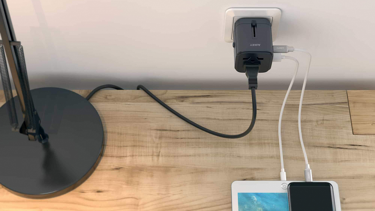 Сетевое зарядное устройство Aukey Universal Travel Adapter PA-TA01 (Black) купить в интернет-магазине icover