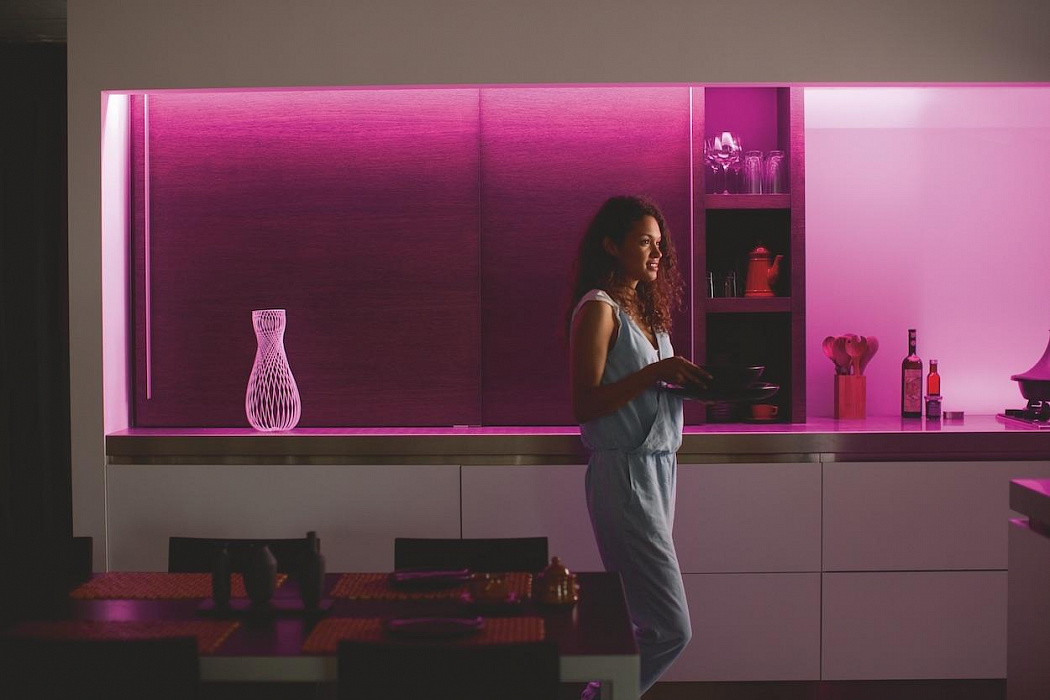 Светодиодная лента и базовый блок Philips Hue Plus 929002269110 (White) купить в интернет-магазине icover