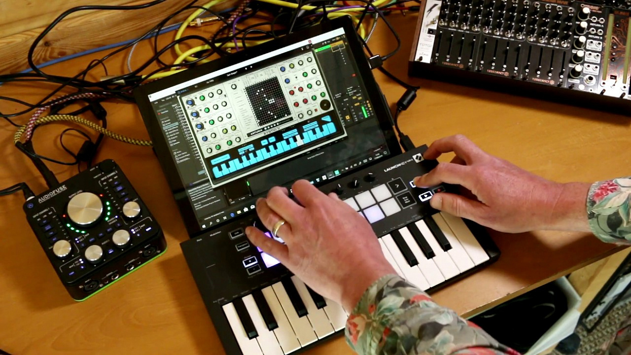 MIDI-клавиатура Novation Launchkey Mini MK3 (Black) купить в интернет-магазине icover