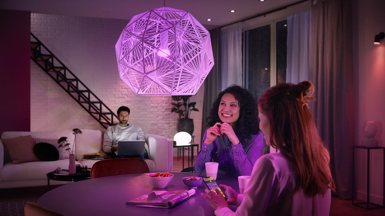 Умная светодиодная лампа Philips Hue White and Color Ambiance Bluetooth E27 (8718699673109) купить в интернет-магазине icover