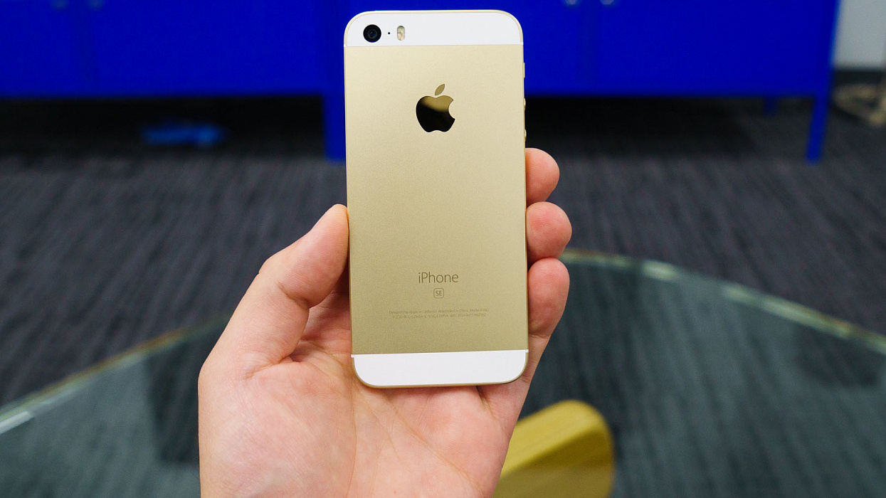Смартфон Apple iPhone SE 128 Gb 4 (Gold) купить в интернет-магазине icover
