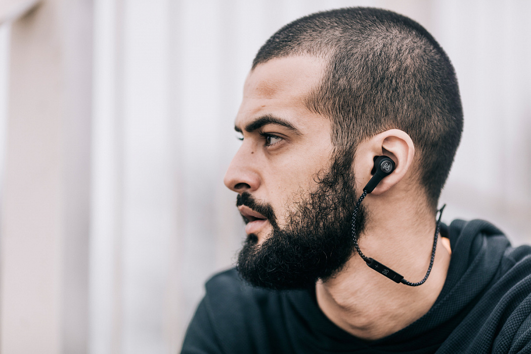 Беспроводные наушники Bang & Olufsen BeoPlay H5 (Black) купить в интернет-магазине icover