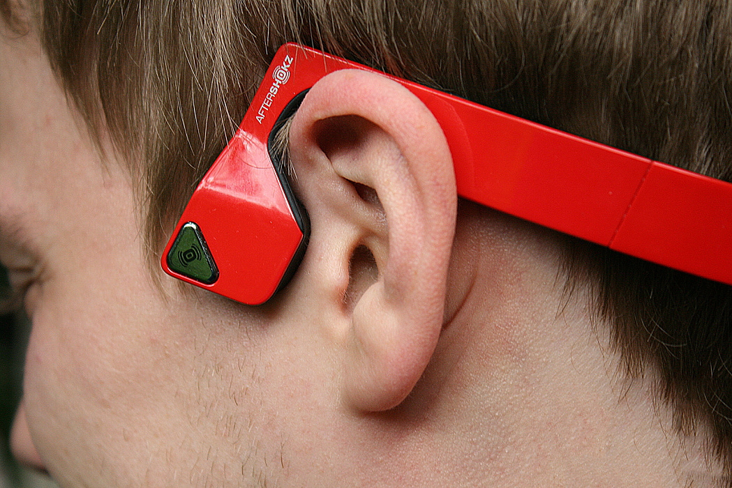 Беспроводные вибрационные наушники AfterShokz Bluez 2S (Red) купить в интернет-магазине icover