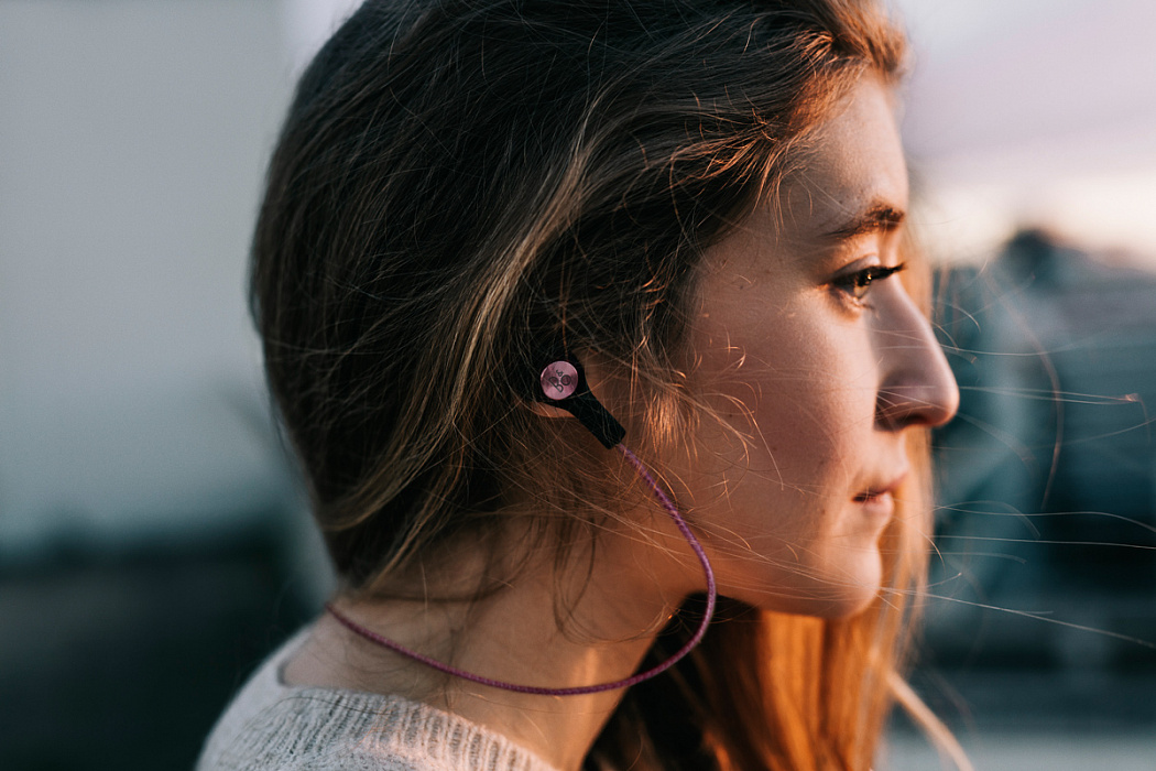 Беспроводные наушники Bang & Olufsen BeoPlay H5 (Dusty Rose) купить в интернет-магазине icover