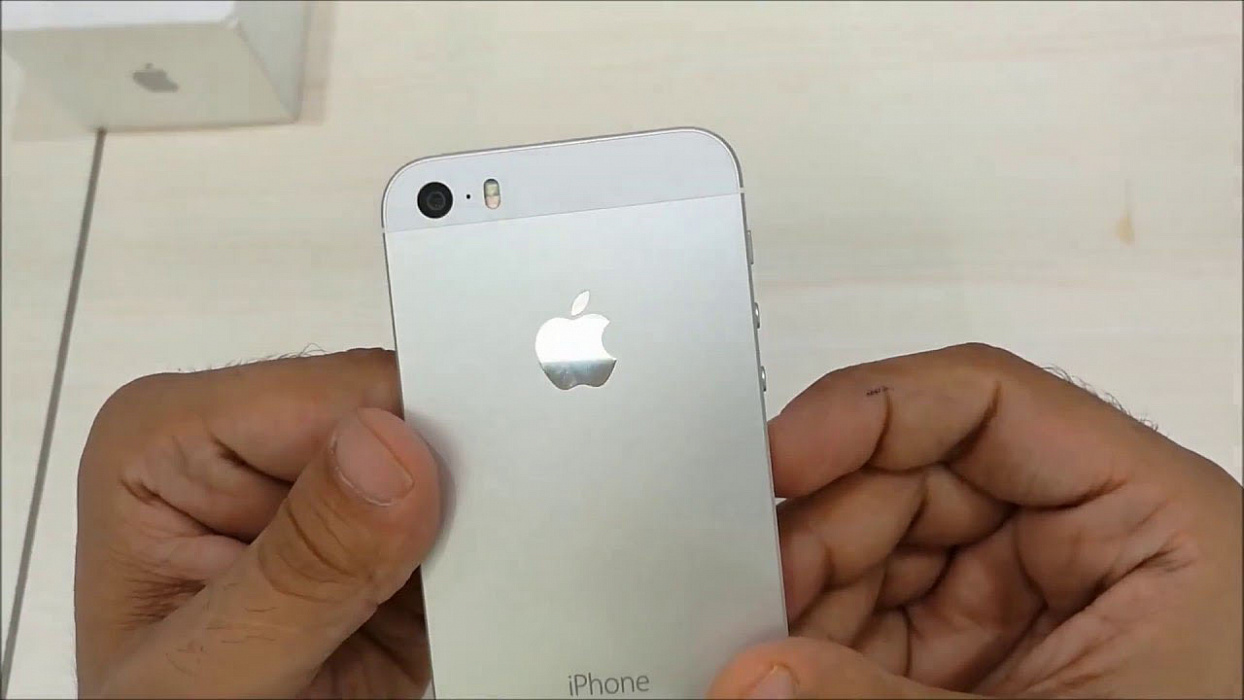 Смартфон Apple iPhone SE 32 Gb 4 (Silver) купить в интернет-магазине icover