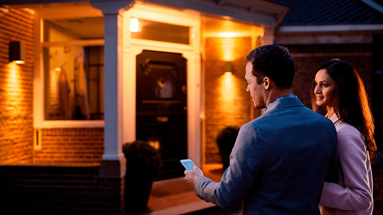 Умная светодиодная лампа Philips Hue White and Color Ambiance GU10 (929000261705) купить в интернет-магазине icover