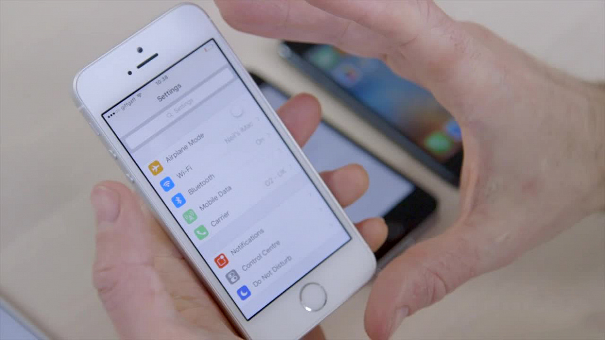 Смартфон Apple iPhone SE 128 Gb 4 (Silver) купить в интернет-магазине icover