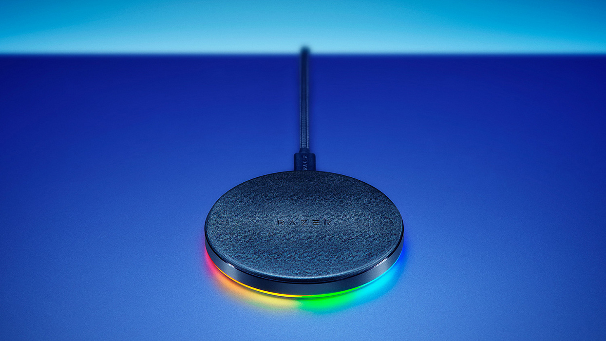 Беспроводная зарядка Razer Chroma Charging Pad 10W (RC21-01600100-R371) купить в интернет-магазине icover