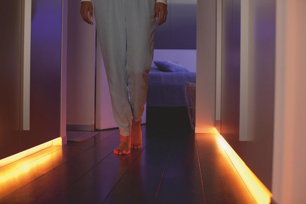 Светодиодная лента и базовый блок Philips Hue Plus 929002269110 (White) купить в интернет-магазине icover
