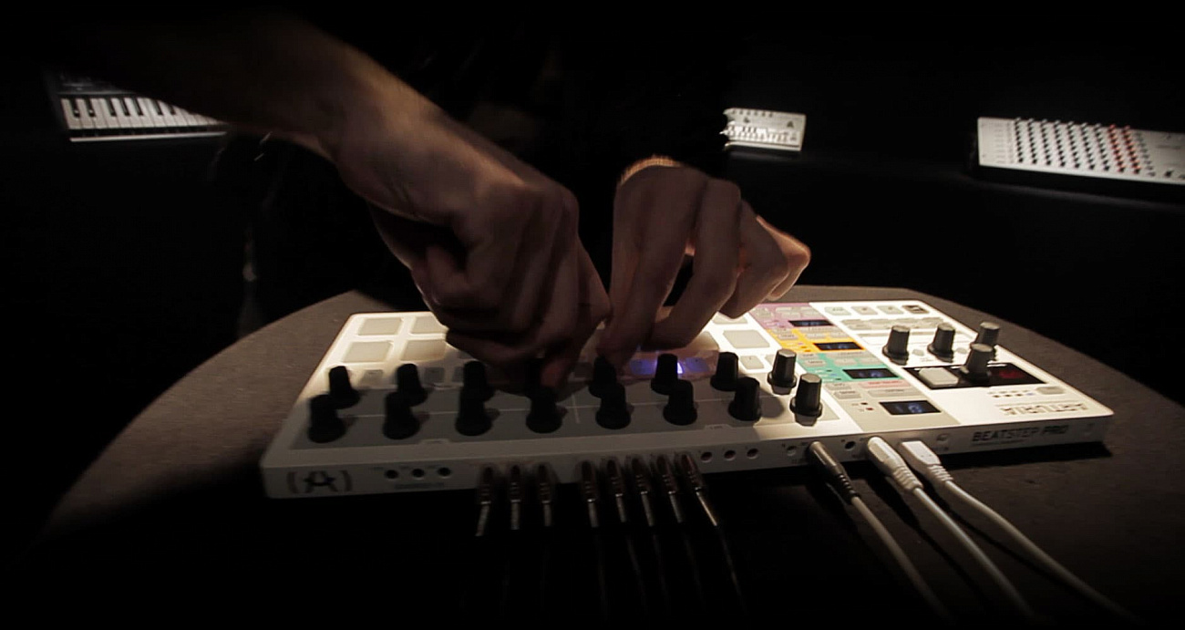 MIDI-контроллер Arturia BeatStep Pro MCI53204 (White) купить в интернет-магазине icover