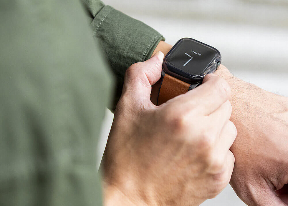 Чехол Uniq Garde (45MM-GARSMK) для Apple Watch 7 45 mm (Smoke grey) купить в интернет-магазине icover